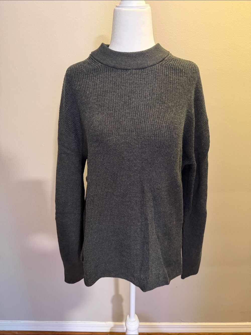 Lululemon Women's Gray Ribbed Sweater - 6